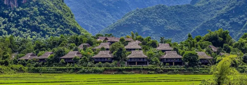 Mai Châu là một thung lũng được bao bọc bởi núi non